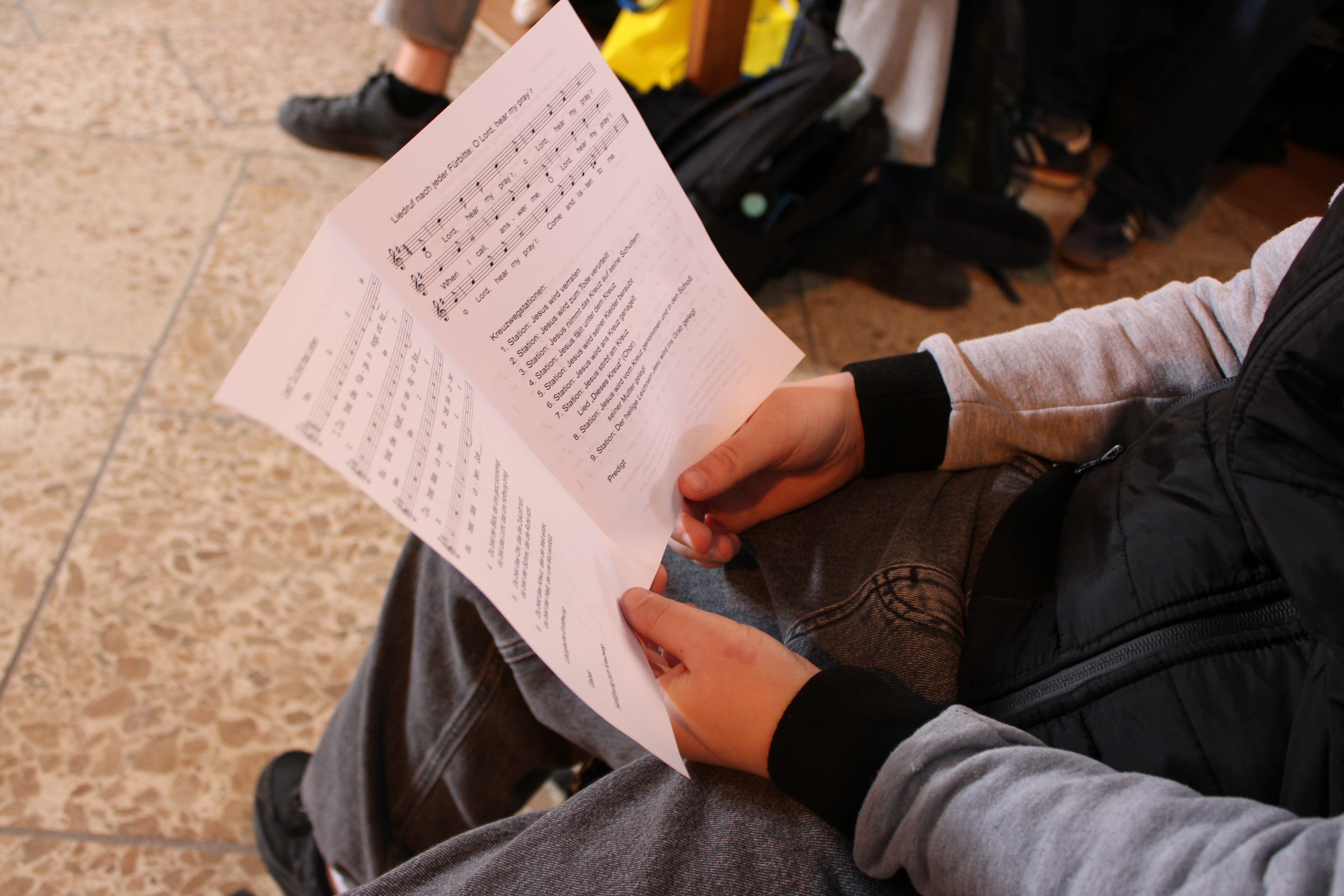 Schülerin am Mikroskop