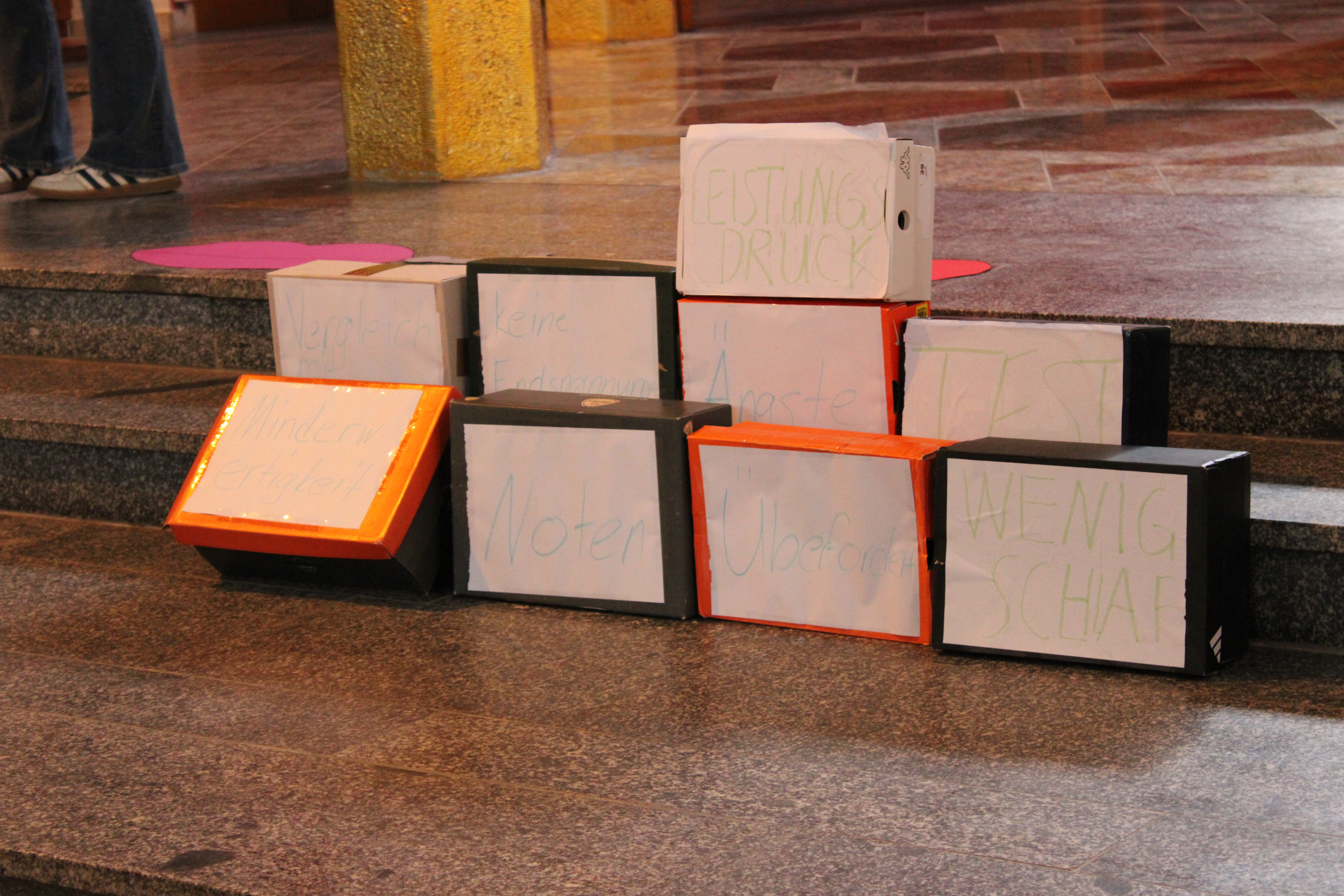 Schülerin am Mikroskop