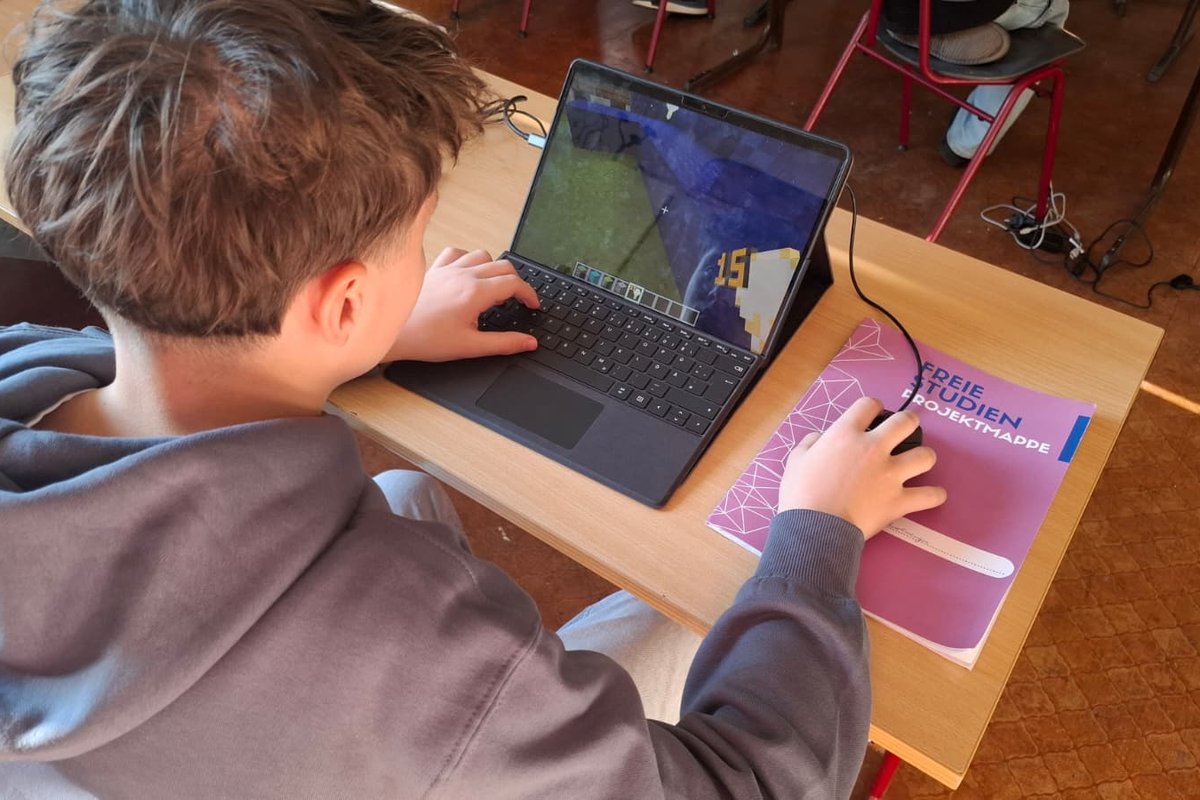 Titelbild für Beitrag: Der Schulneubau dauert uns zu lange, wir machen´s selbst! (Schülerartikel)