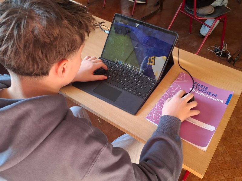 Titelbild für Beitrag: Der Schulneubau dauert uns zu lange, wir machen´s selbst! (Schülerartikel)