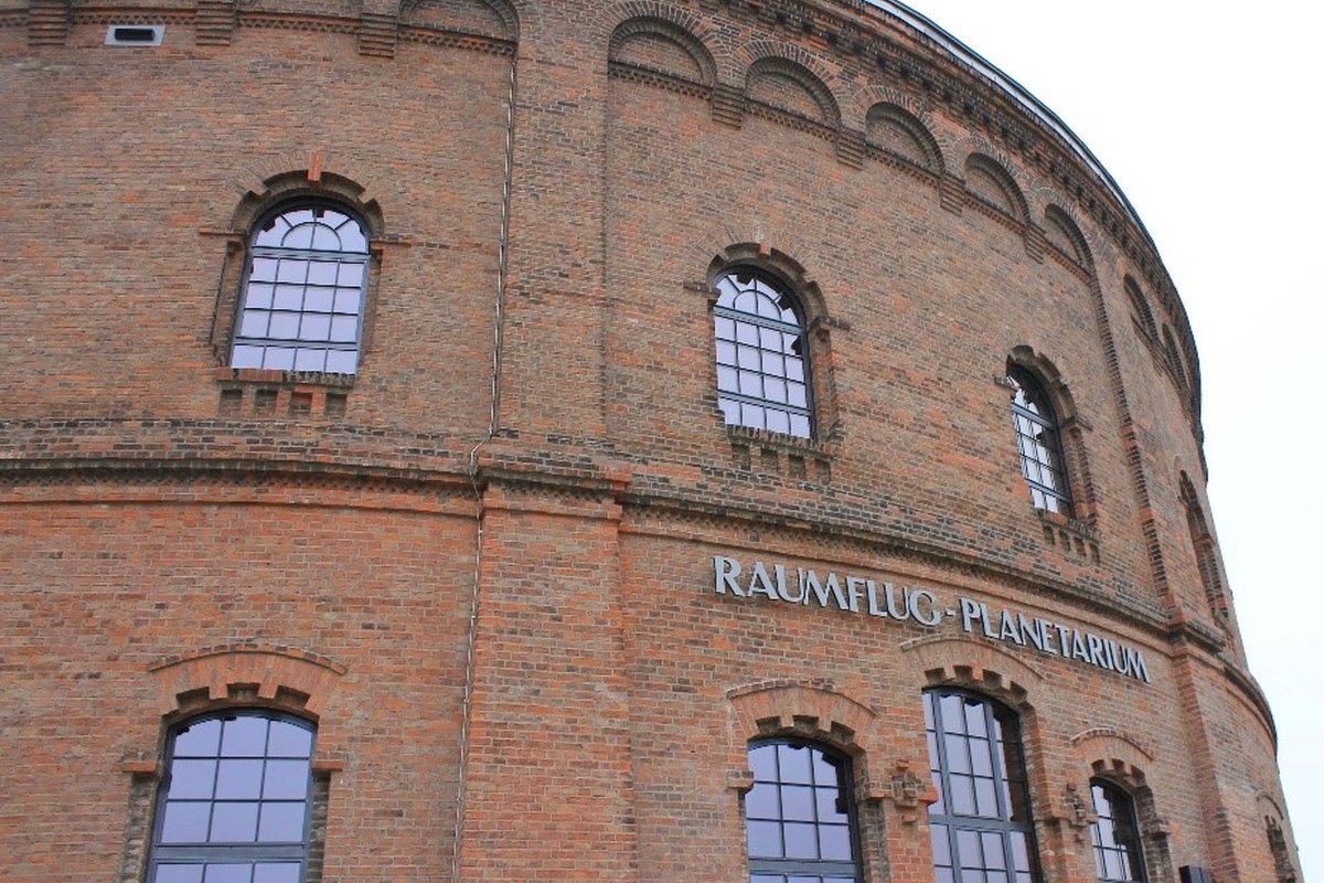 Titelbild für Beitrag: Außerschulischer Bildungsort – Planetarium am Holzplatz 27.02.2024 (Jg. 9+10)