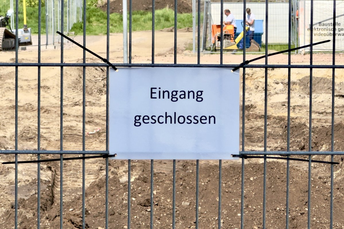 Titelbild für Beitrag: Ein Schild. Und was für eins! An einem Tor.