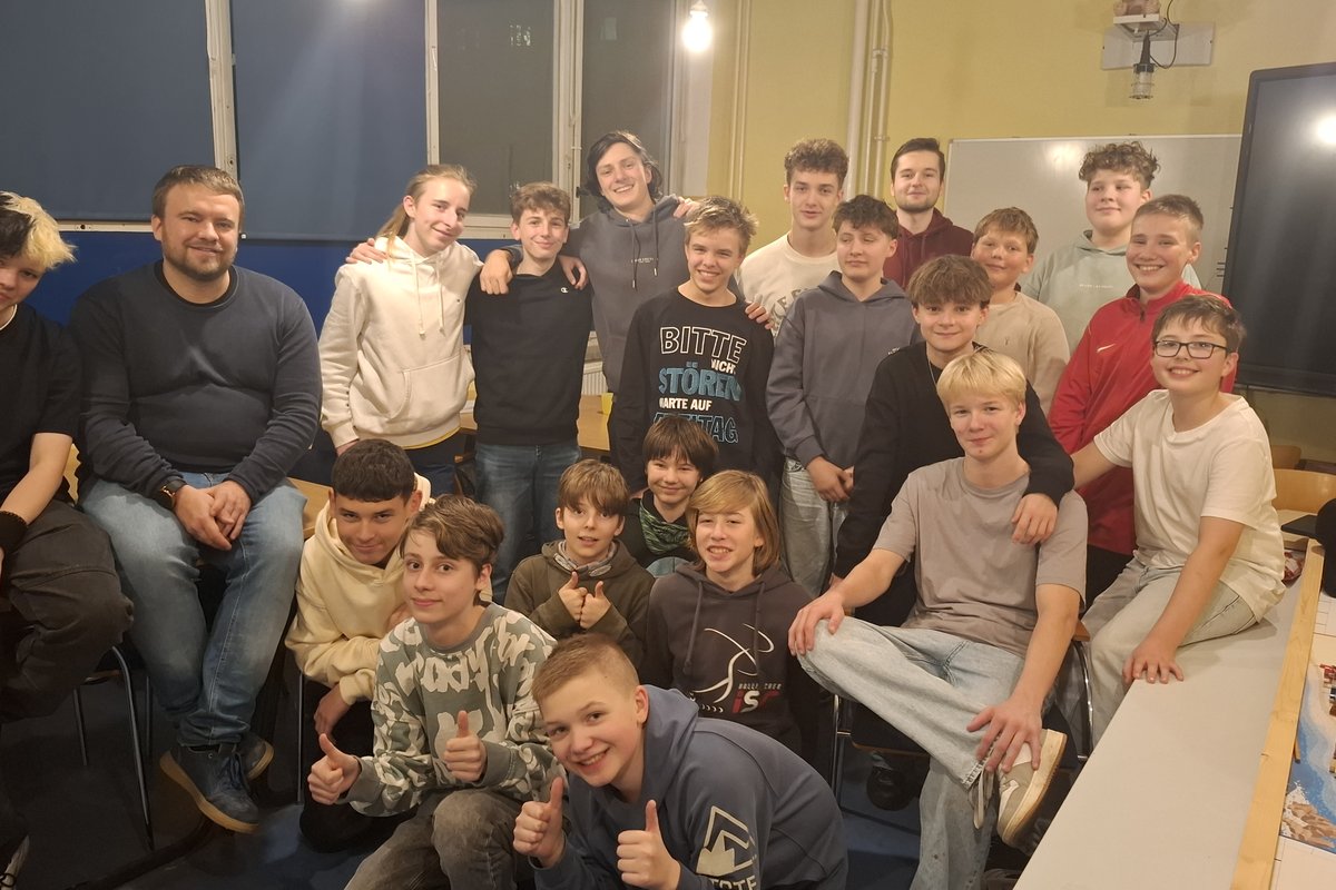 Titelbild für Beitrag: Zehn Köpfe, eine Mission! Unterwegs beim zweiten Projektnachmittag unserer LEGO-Gruppe (Schülerartikel)