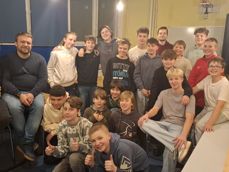 Titelbild für Beitrag: Zehn Köpfe, eine Mission! Unterwegs beim zweiten Projektnachmittag unserer LEGO-Gruppe (Schülerartikel)