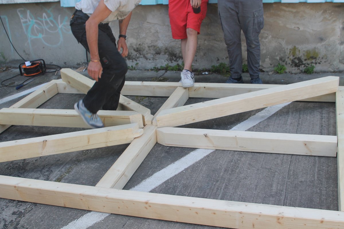Titelbild für Beitrag: Handwerk zum Anfassen – Fachwerkwände für unseren neuen Schulunterstand