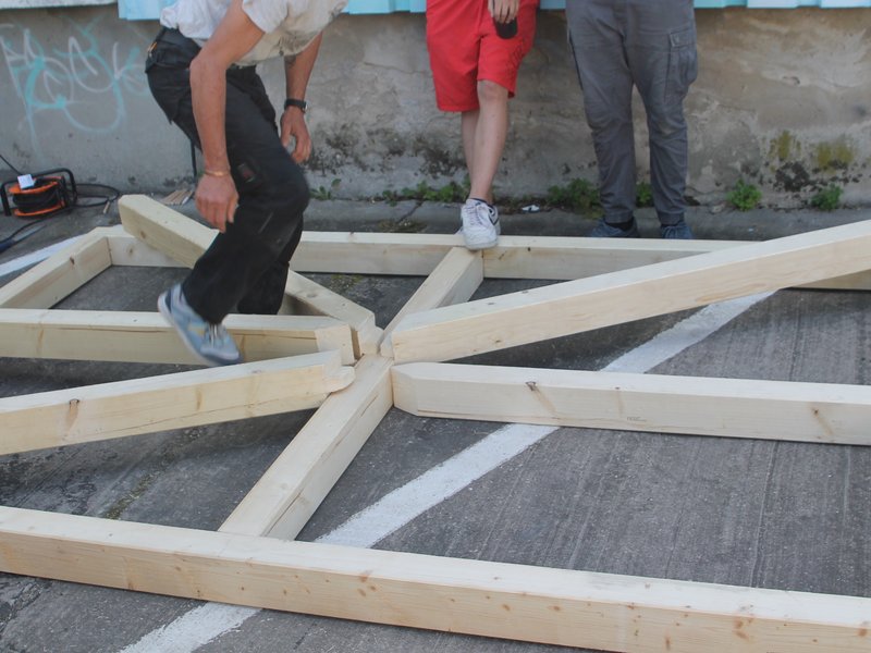 Titelbild für Beitrag: Handwerk zum Anfassen – Fachwerkwände für unseren neuen Schulunterstand