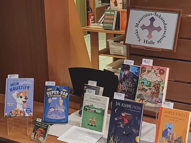 Titelbild für Beitrag: Schaufenster der Buchhandlung - Einblicke in die Lese-AG