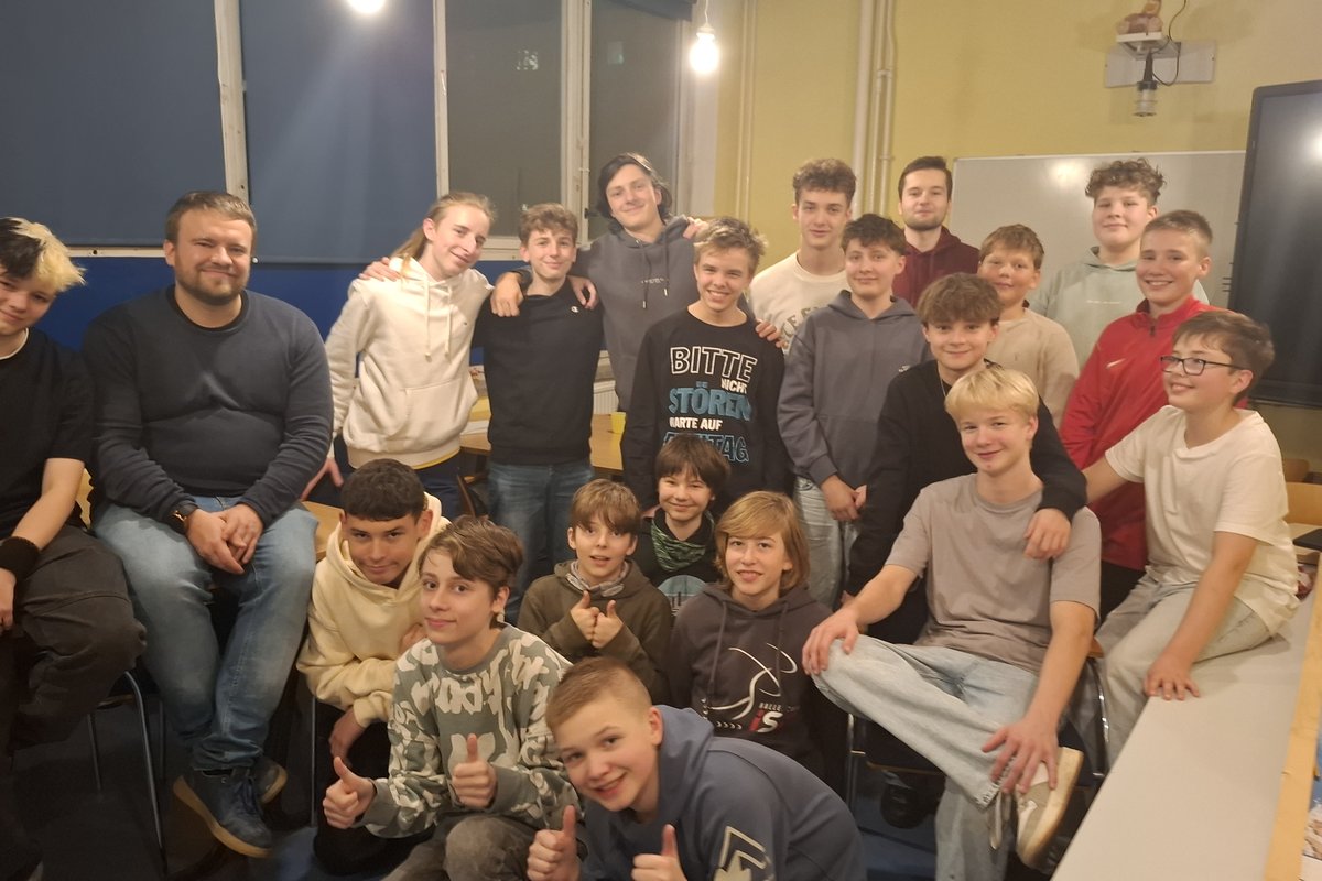 Titelbild für Beitrag: Zehn Köpfe, eine Mission! Unterwegs beim zweiten Projektnachmittag unserer LEGO-Gruppe (Schülerartikel)