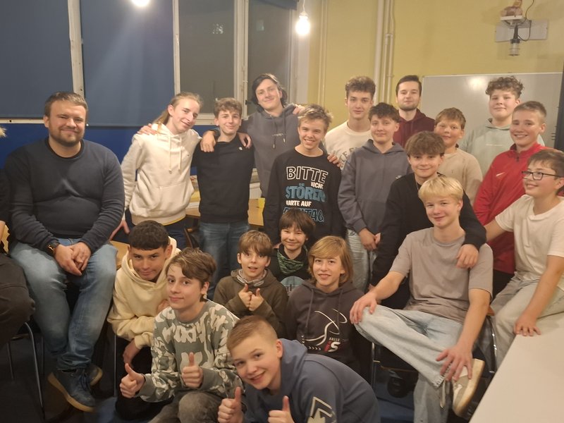 Titelbild für Beitrag: Zehn Köpfe, eine Mission! Unterwegs beim zweiten Projektnachmittag unserer LEGO-Gruppe (Schülerartikel)